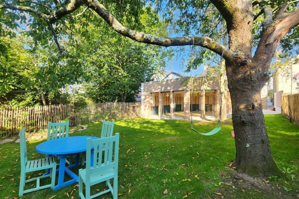 salle-ekam-yoga-vue-jardin-1-1000px-min